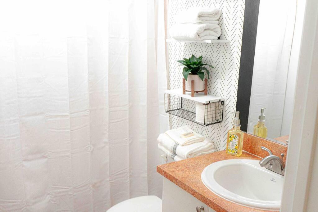 Newly Renovated Condo 5 Min From Airport ไมอามี ภายนอก รูปภาพ